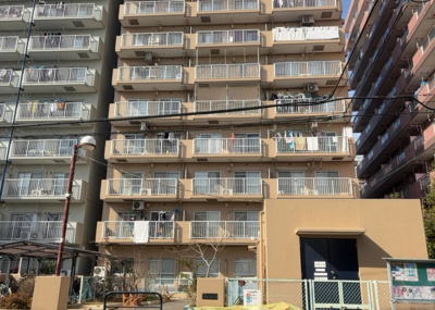 【外観】 | レクハイム相模原２ | 車一台あたりに必要なスペースは、標準サイズの普通自動車で横幅2m50cm、長さ5mは必要になります。ただし、乗降のことも考慮して横幅3m30cm、長さ5m50cmほどは確保できるところを選びましょう。