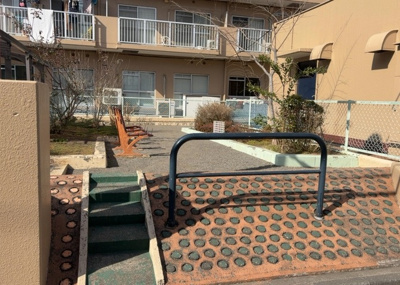 【中庭】 | レクハイム相模原２ | 中庭（パティオ）とは、一つの建築物の内部に設けられた、壁などで囲われている庭のことを指します。コの字型、ロの字型が主流ですが、L字型の中庭もあります。最近では、インテリア性の高さからも人気があります。