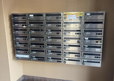 【設備】 | レクハイム相模原２ | エントランス付近に設置されている集合ポストは、住んでいる部屋と離れているため、ポストをあさるなど誰かに何かされていても被害に気づきにくいです。入居する時には他人に特定されにくい番号で鍵をかけましょう！