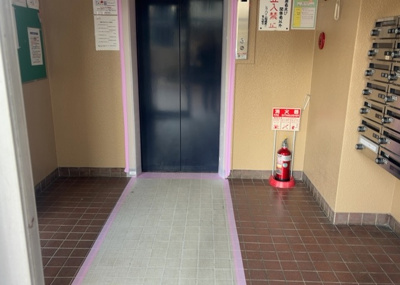 【ロビー】 | レクハイム相模原２ | ラウンジは、マンションの共用スペースに椅子やテーブルなどを配置した利用者が寛げる空間です。屋内型ラウンジと屋外型ラウンジがあります。共用部分の管理状況と合わせて、詳細については現地でご確認ください。