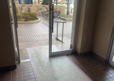 【ロビー】 | レクハイム相模原２ | ロビーというと、エントランスと何がちがうの？と思いますよね。実はロビーとエントランスには明確な決まりはありません。物件によっては、エントランスを入って広がるある程度の広さのある空間がロビーとなります。