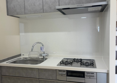 【キッチン】 | レクハイム相模原２ | 標準的なシステムキッチンの横幅は、165cm～300cm程度です。2100・2400・2550・2700などミリ単位で表記されます。普段どのように料理をするのかを想定しながら合ったサイズを選びましょう