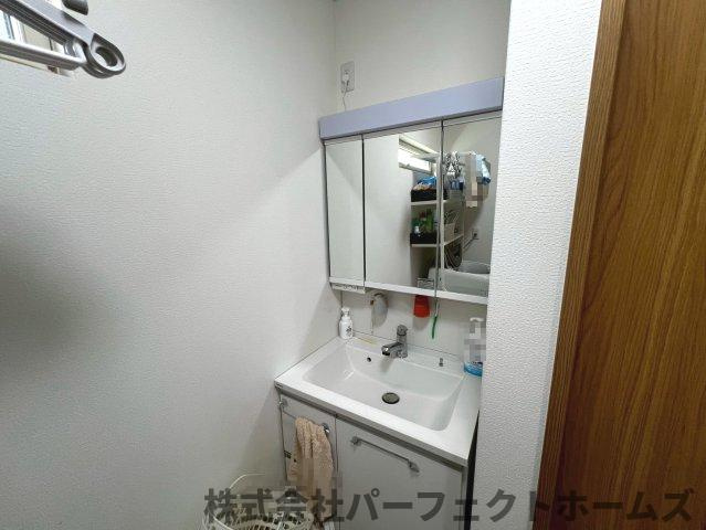 香里ヶ丘５丁目戸建　の独立洗面台|使いやすい独立洗面台です