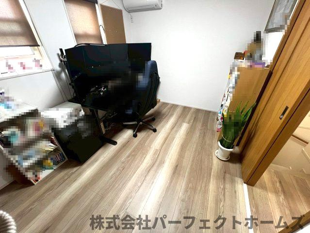 香里ヶ丘５丁目戸建　の洋室|明るい洋室です