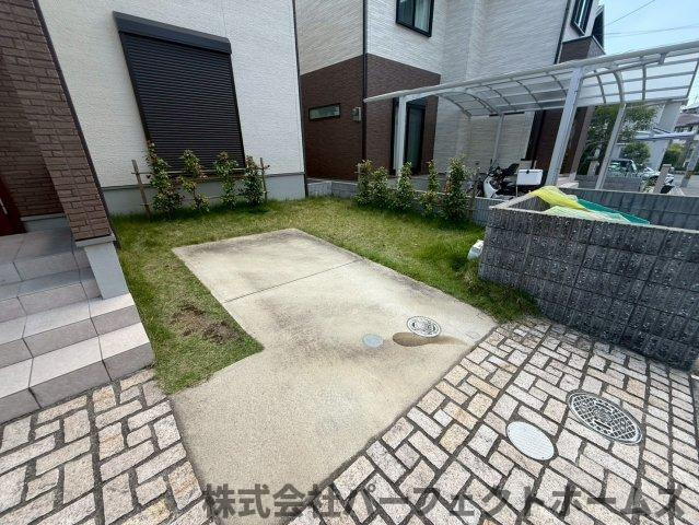 香里ヶ丘５丁目戸建　の駐車場|車をお持ちの方に嬉しい駐車場付きの物件です