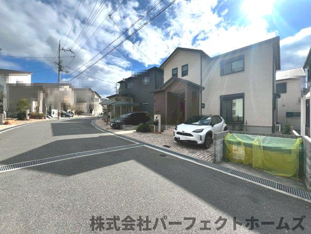 香里ヶ丘５丁目戸建　の前面道路含む現地写真