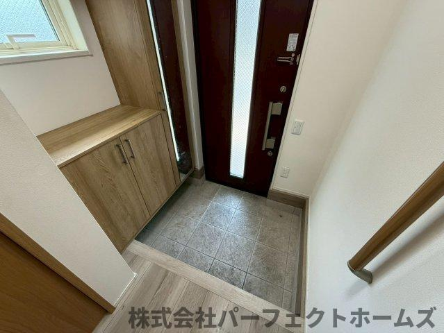 香里ヶ丘５丁目戸建　の玄関|明るい玄関です