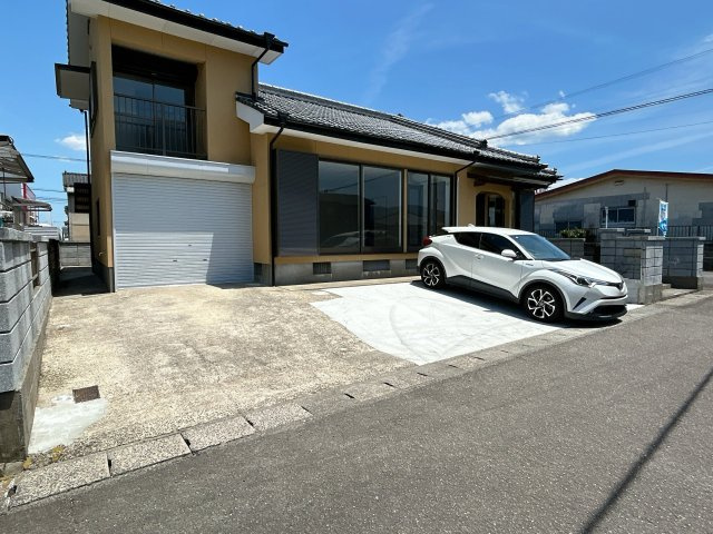 北諸県郡三股町稗田の中古一戸建の駐車場
