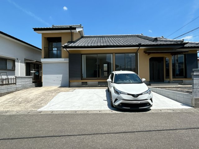 北諸県郡三股町稗田の中古一戸建の駐車場