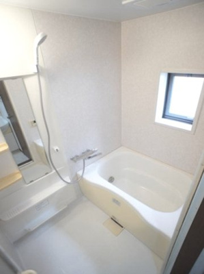 【浴室】 | アマービリスB | 換気のできる窓がついています。