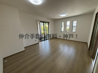 【居間・リビング】 | 神戸市西区糀台3丁目　新築戸建B号棟　仲介手数料無料！ | ゆったりとしたリビングです