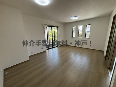 【居間・リビング】 | 神戸市西区糀台3丁目　新築戸建B号棟　仲介手数料無料！ | ゆったりとしたリビングです