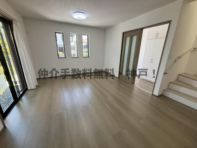 【居間・リビング】 | 神戸市西区糀台3丁目　新築戸建B号棟　仲介手数料無料！ | こちらの居間で趣味の時間をお楽しみください