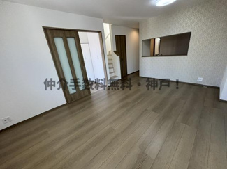 【居間・リビング】 | 神戸市西区糀台3丁目　新築戸建B号棟　仲介手数料無料！ | こちらのリビングで趣味の時間をお楽しみください