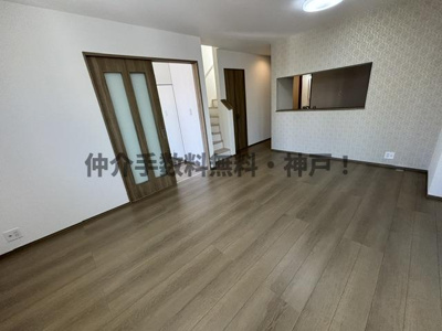 【居間・リビング】 | 神戸市西区糀台3丁目　新築戸建B号棟　仲介手数料無料！ | こちらのリビングで趣味の時間をお楽しみください