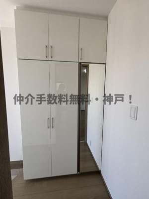 【玄関】 | 神戸市西区糀台3丁目　新築戸建B号棟　仲介手数料無料！ | 収納もある玄関です