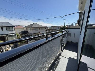 【バルコニー】 | 神戸市西区糀台3丁目　新築戸建B号棟　仲介手数料無料！ | 開放的で明るい空間を演出してくれるバルコニーです