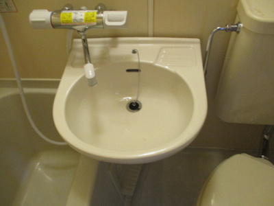 【洗面所】 | フィノ八番館 | 浴室内の洗面台です