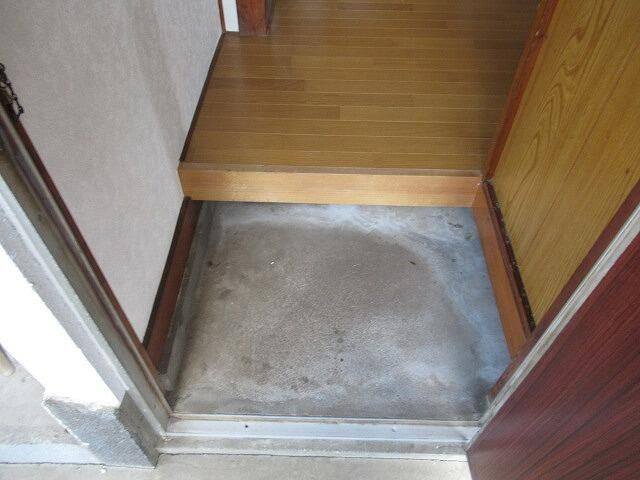 睦ハイツの玄関