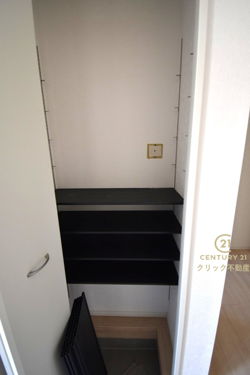 Cradlegarden　 水戸市河和田町　第3　21の玄関|たっぷり収納できるシューズボックスで玄関もスッキリ！扉の中は可動棚。靴に合わせて使い方自由です。