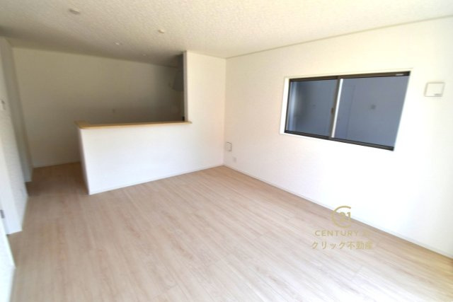 Cradlegarden　 水戸市河和田町　第3　21の居間・リビング|カーテンやラグの色、質感、選ぶ家具などでお部屋の雰囲気が変わります。お好みのインテリアを楽しみましょう♪白を基調とした内装ですので、あらゆるスタイルが馴染みます。