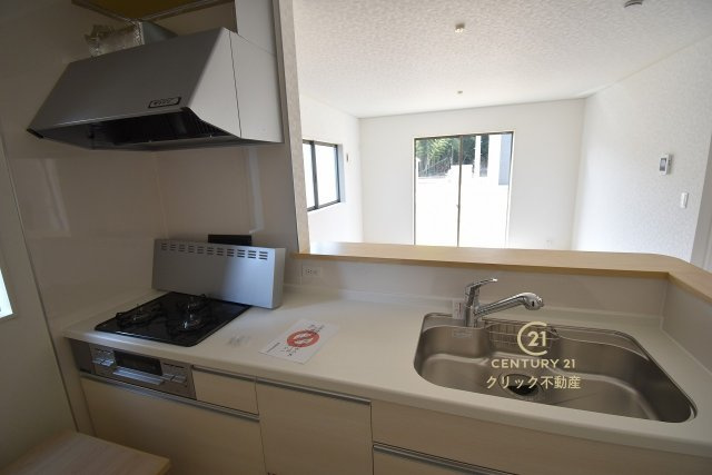 Cradlegarden　 水戸市河和田町　第3　21のキッチン|対面式システムキッチンは料理中や後片づけの間も会話が楽しめ、家族に一体感が生まれます。十分な広さのキッチンなら、家族での分担作業もはかどりそう！