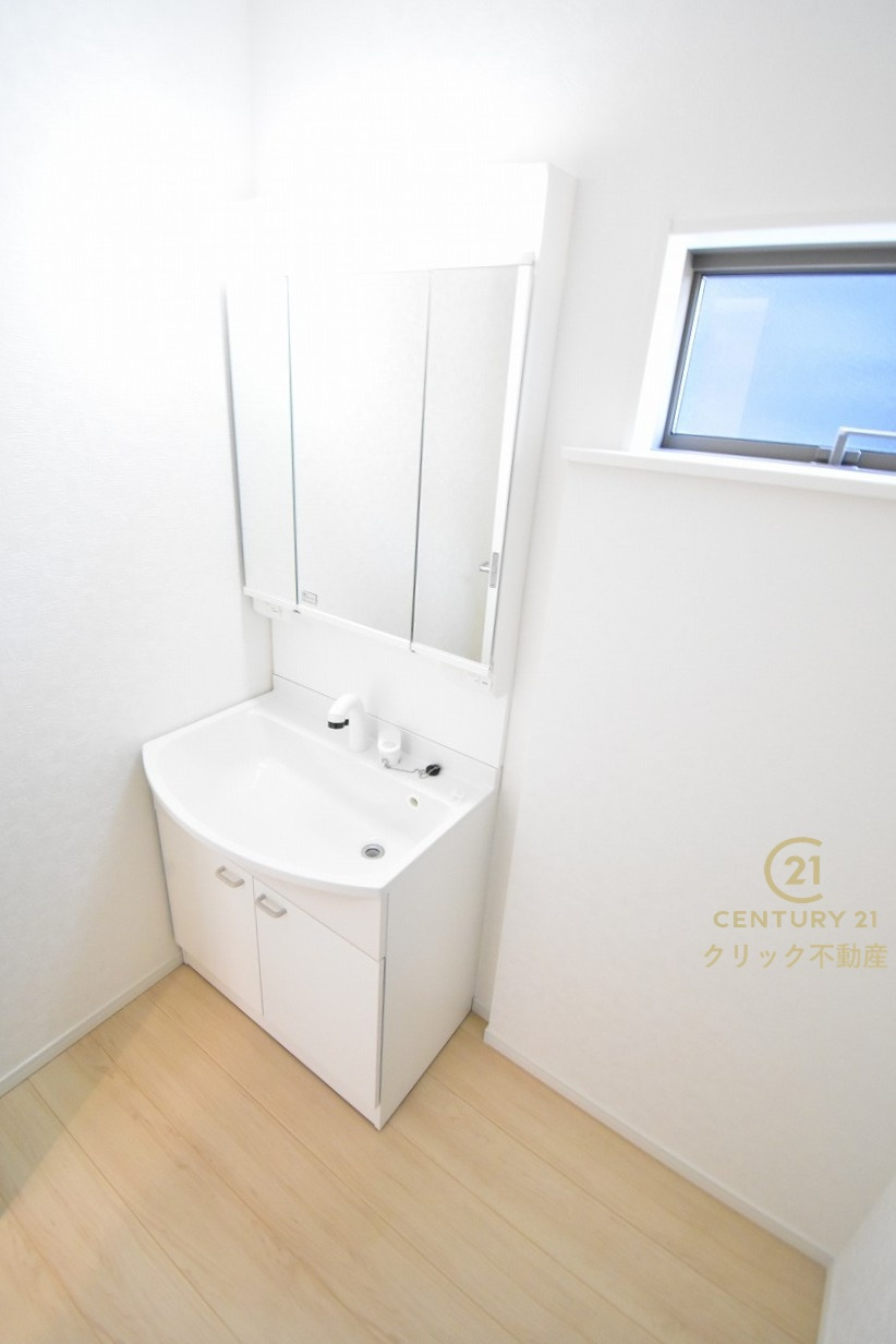 Cradlegarden　 水戸市河和田町　第3　21の独立洗面台|シャンプードレッサー付き洗面台。広めで使いやすい、お手入れが楽なデザインで、いつもすっきり清潔に保てます。