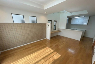 【居間・リビング】 | 安芸郡海田町月見町　戸建 | LDKは広々17.6帖　※CG加工により空室状態にした画像です。