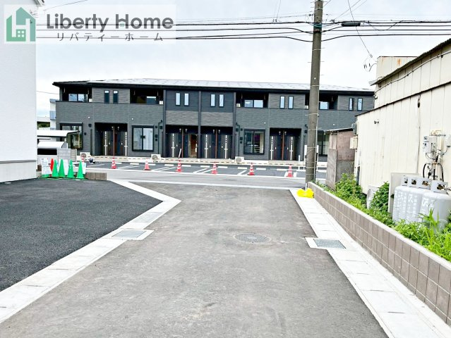 茨城町長岡第4　新築戸建　1号棟の前面道路含む現地写真
