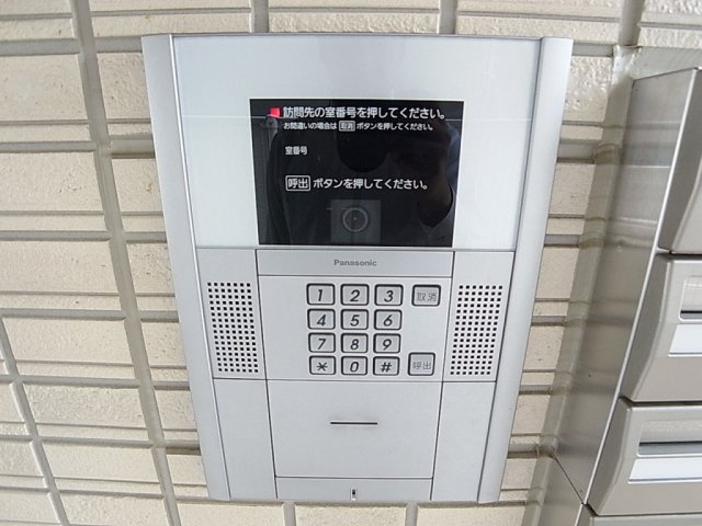 栖2のエントランス|ＴＶモニター連動オートロック完備