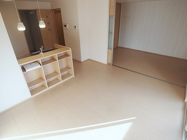 栖2の居間・リビング|綺麗なフローリングのリビング