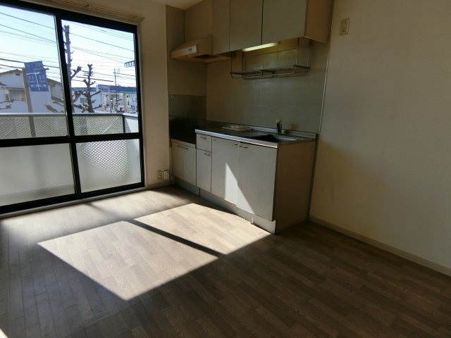 コートビレッジ苅原の居間・リビング|明るい日差しが差し込むダイニングスペース