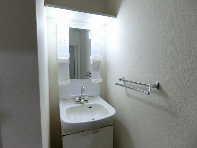 コートビレッジ苅原の洗面所|独立洗面台、小物を置くことができて便利です