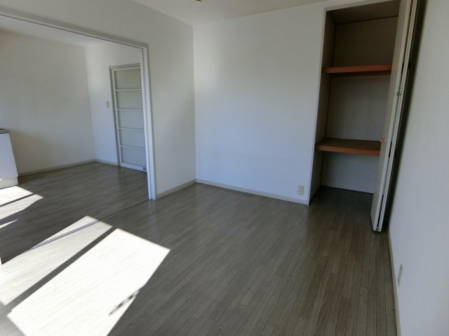 コートビレッジ苅原の居間・リビング|リビング隣の広々とした洋室です