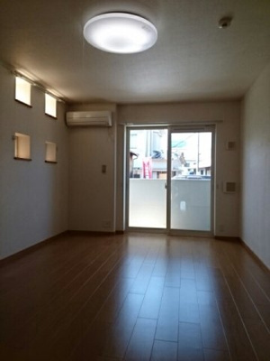 【内装】 | モンターニュ | 明るい室内です