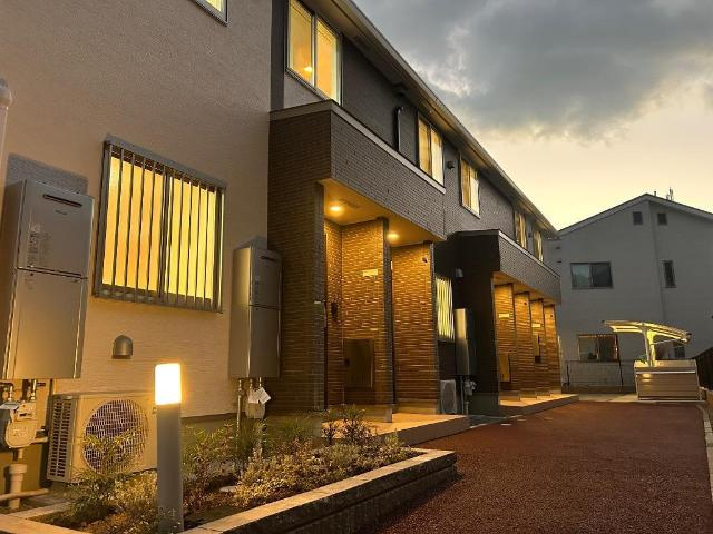 【エントランス】 | カーサ牛田本町 | 外観写真（夜）