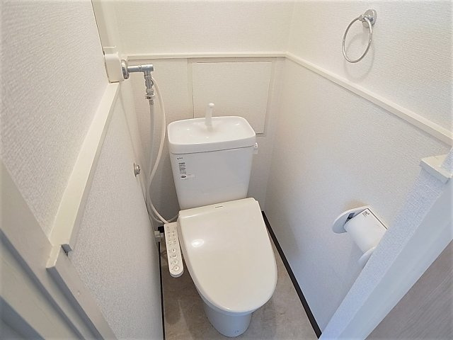 カーサ西山町のトイレ|温水洗浄便座付きのトイレ