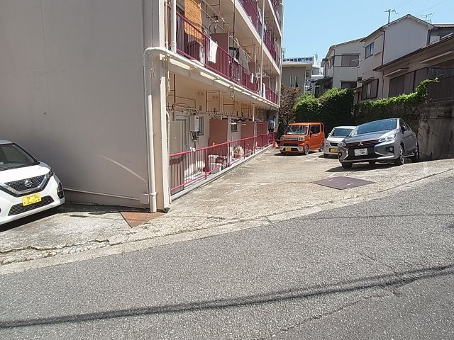 カーサ西山町の駐車場|敷地内駐車場