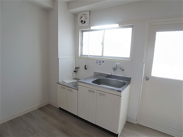 カーサ西山町のキッチン|日当たりの良いキッチンスペース