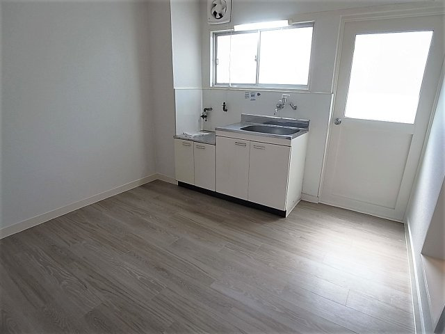 カーサ西山町の内装|窓が大きく風通しも良好