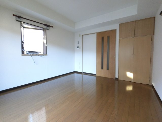 【洋室】 | ※角部屋のお写真です。側面の窓はございません。