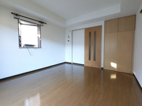 【洋室】 | ※角部屋のお写真です。側面の窓はございません。