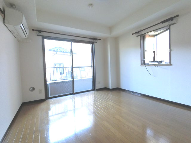 【設備】 | ※角部屋のお写真です。側面の窓はございません。