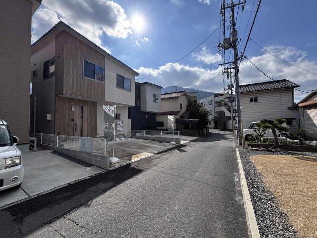 中古戸建　亀山2丁目の前面道路含む現地写真