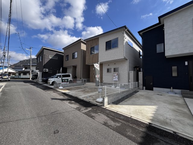 中古戸建　亀山2丁目の前面道路含む現地写真