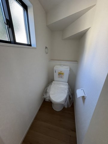 【トイレ】 | 福岡市博多区浦田1丁目10期　1号棟（全2棟）【仲介手数料無料・0円】 | 現地写真。1階のトイレです。