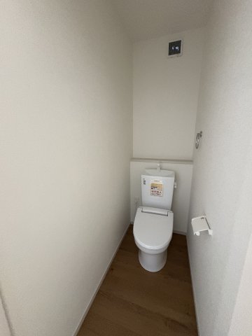 【トイレ】 | 福岡市博多区浦田1丁目10期　1号棟（全2棟）【仲介手数料無料・0円】 | 現地写真。2階にもトイレです。