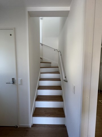 【内装】 | 福岡市博多区浦田1丁目10期　1号棟（全2棟）【仲介手数料無料・0円】 | 現地写真。2階へ上がる階段です。手摺もついて安全ですね。