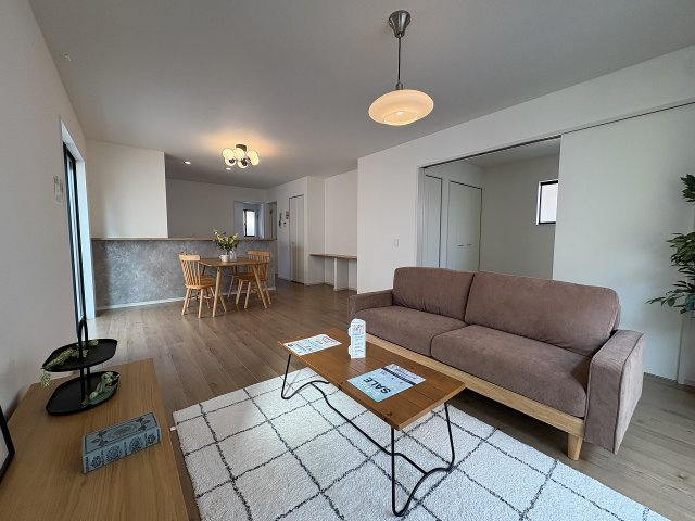 【居間・リビング】 | 福岡市博多区浦田1丁目10期　1号棟（全2棟）【仲介手数料無料・0円】 | 現地写真。