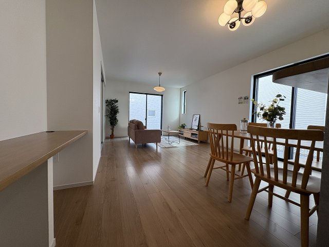 【居間・リビング】 | 福岡市博多区浦田1丁目10期　1号棟（全2棟）【仲介手数料無料・0円】 | 現地写真。